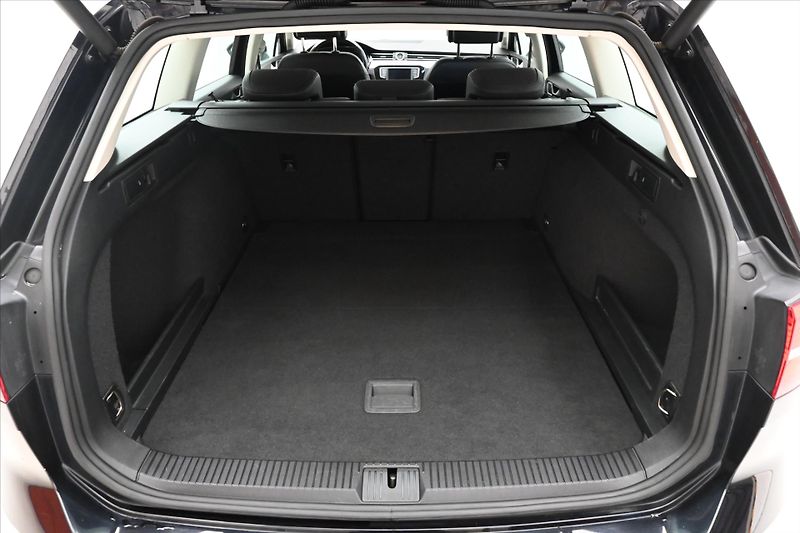 Volkswagen Passat 2,0 TDI 140 kW DSG 4Motion Zár - fotka 10 z 31
