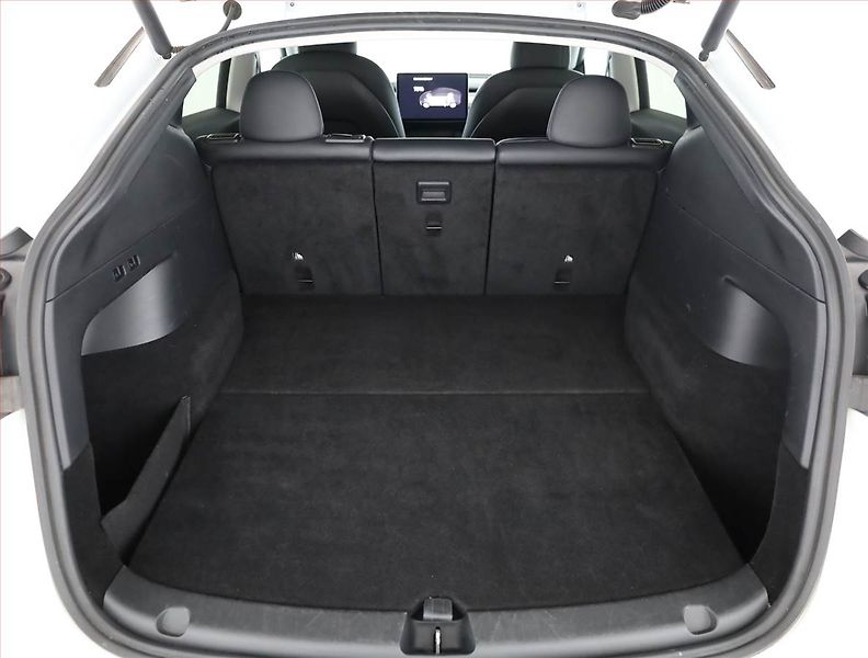 Tesla Model Y (2022) Long Range AWD 75kWh, SoH 97% - fotka 16 z 19