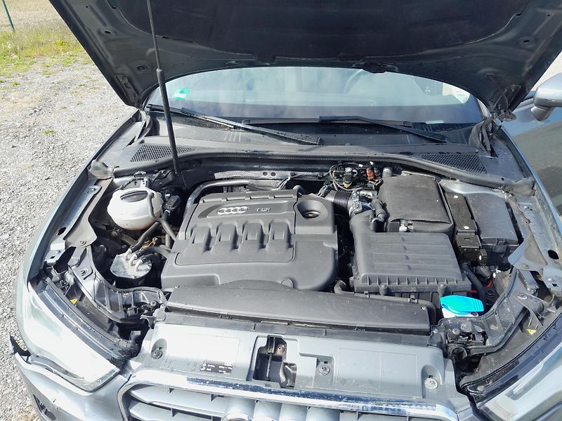 Audi A3 (2015) 1,6 TDI serviska 2x klíč - fotka 15 z 17