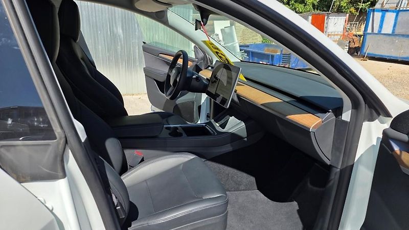 Tesla Model Y (2023) Long Range AWD DE SoH 92,4% - fotka 15 z 41