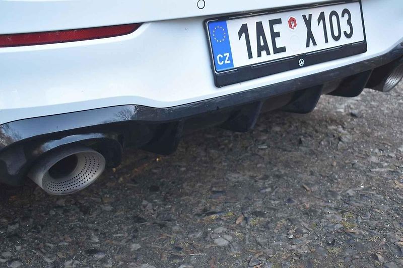Volkswagen Golf GTI se cítí skvěle na méně frekventovaných silnicích.