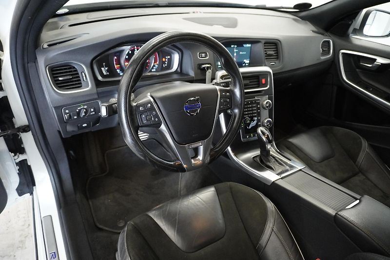 Volvo V60 2.0 T6  AWD R-DESIGN AUTOMAT - fotka 14 z 33