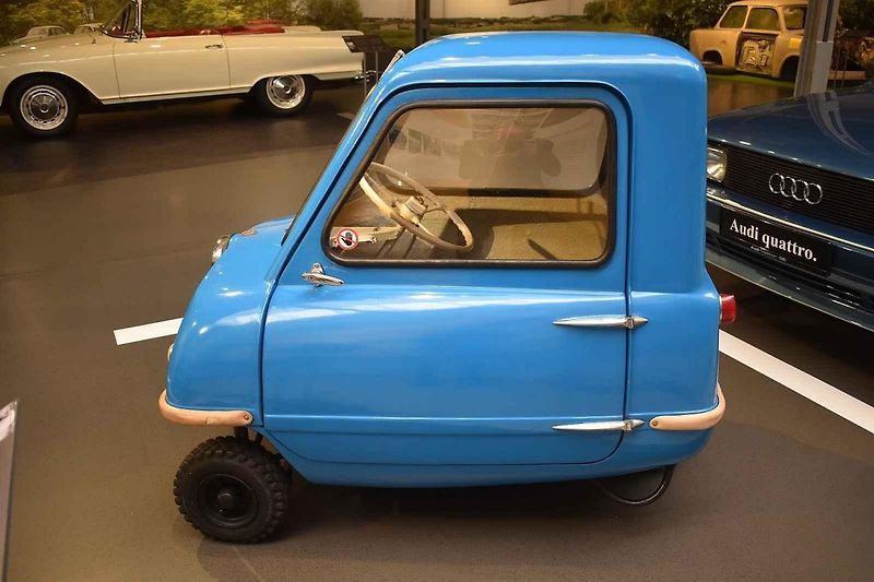 Porovnání parkujících vozů Audi Quattro a Peel P50