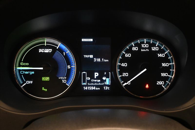 Mitsubishi Outlander 2,4 PHEV Intense+ 4WD Záruka a - fotka 16 z 32