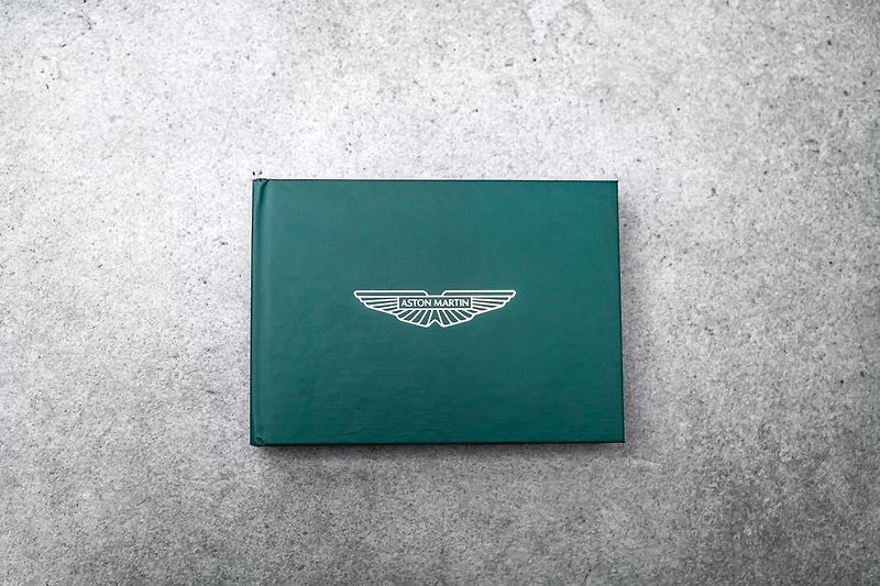 Aston Martin DB12 CZ, xenon grey, black pack - fotka 24 z 25
