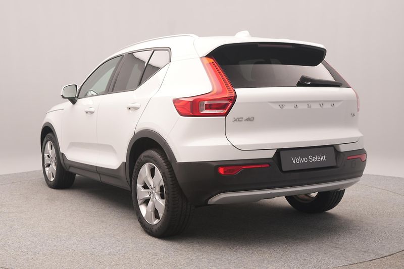 Volvo XC40 T3 MOMENTUM REZERVACE - fotka 8 z 47