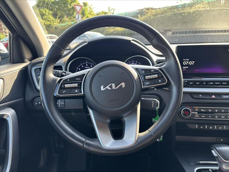 Kia Ceed 1,5 TGDi AT TOP ZÁRUKA ADAPTIV - fotka 16 z 45