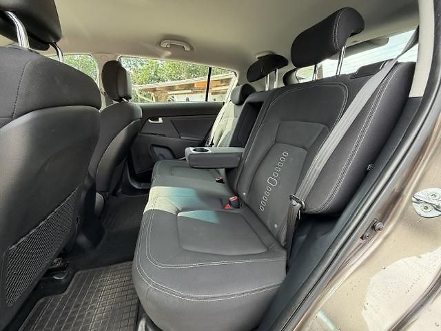 Kia Sportage 2.0 CRDI 4x4 Comfort Plus - fotka 21 z 24