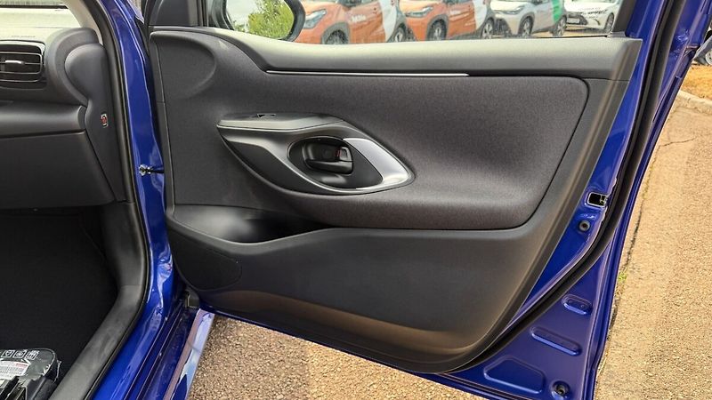 Toyota Yaris 1,5 HEV 116  LIMITED EDITION C - fotka 21 z 23