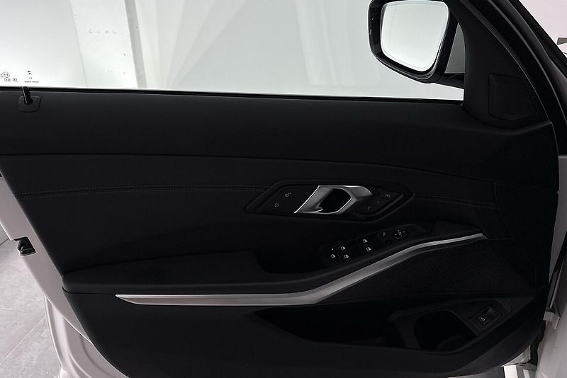 BMW Řada 3 řady 3 | 320d xDrive - fotka 17 z 27