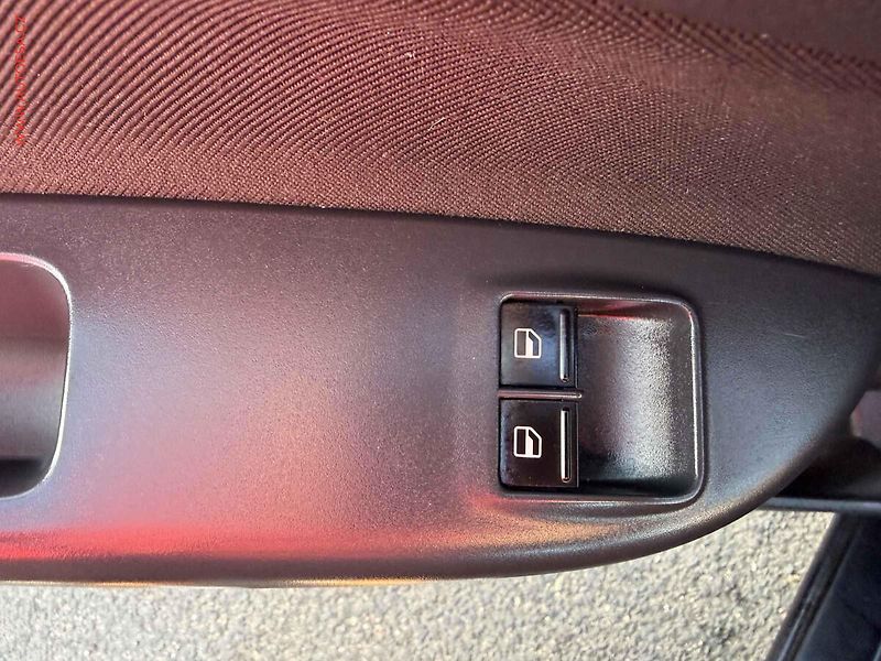Škoda Octavia (2012) 1.6 TDi, AC, výhřev sed - fotka 11 z 18