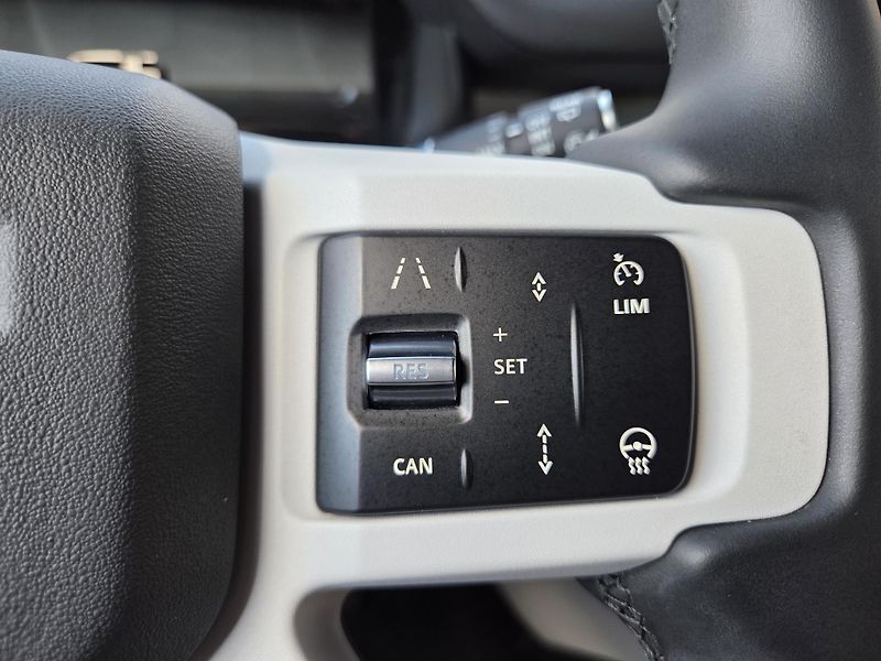 Land Rover Defender (2025) D300 X-DynSE HUD PANO TZ ACC - fotka 23 z 55