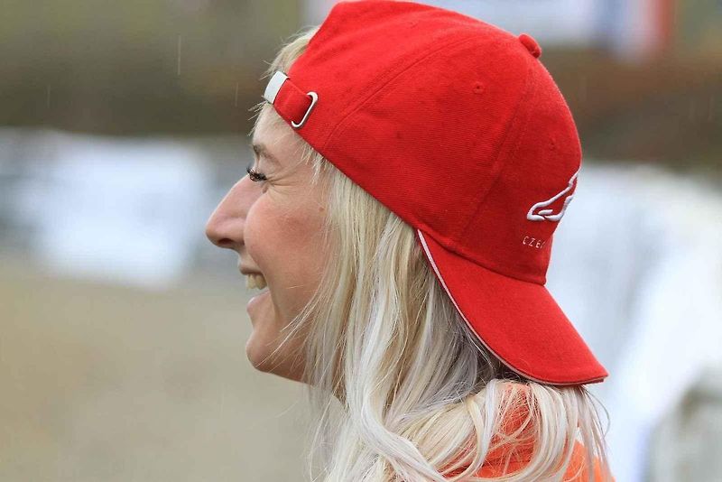 Kristýna Bíla je jednou z traťových komisařek na brněnském okruhu. Na snímku s motocyklovou legendou Valentinem Rossim.