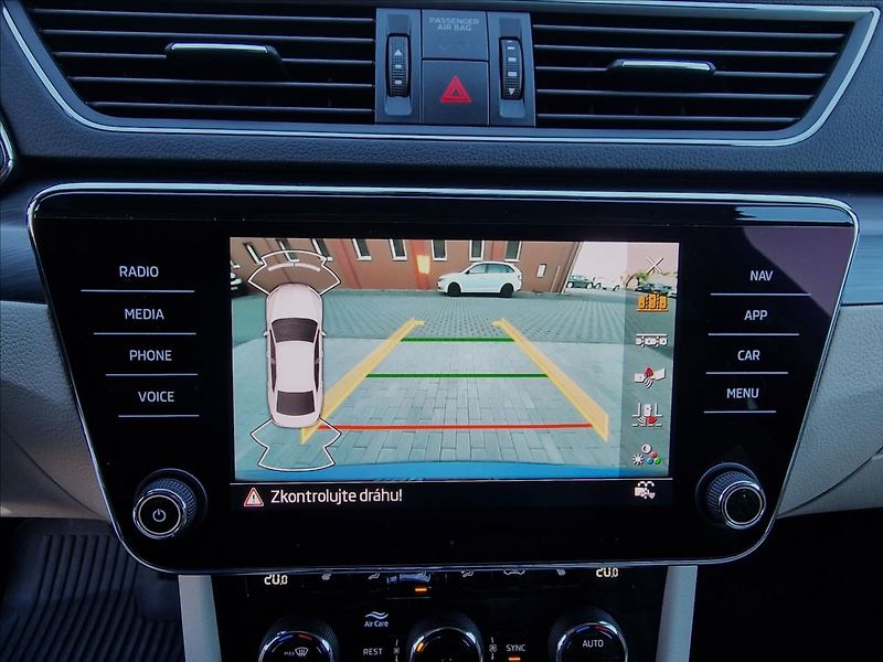 Škoda Superb 2.0TDI DSG Style,ČR,1.Majitel - fotka 26 z 50