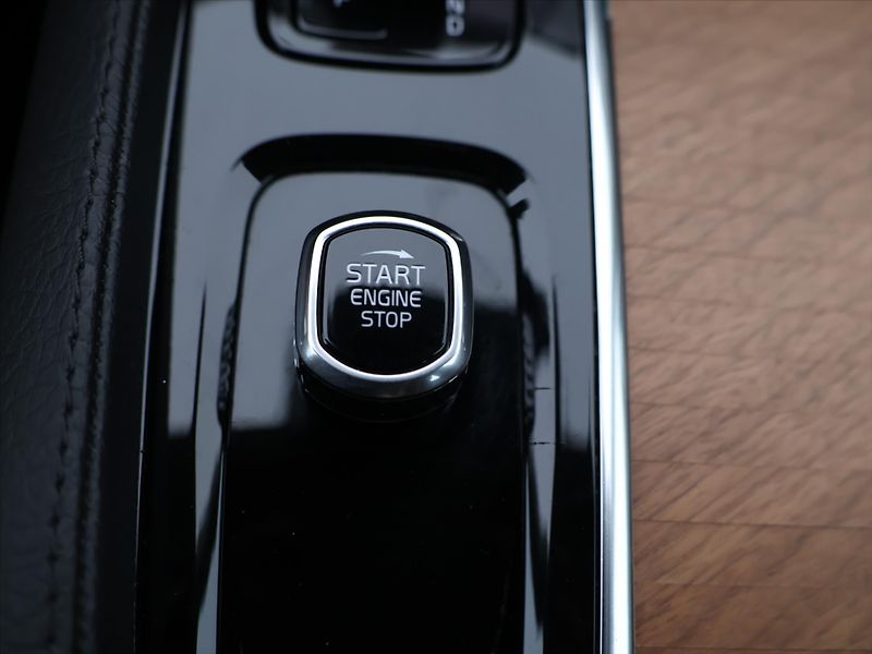 Volvo XC90 2,0 B5 173kW AWD LED CZ Kuže - fotka 19 z 27