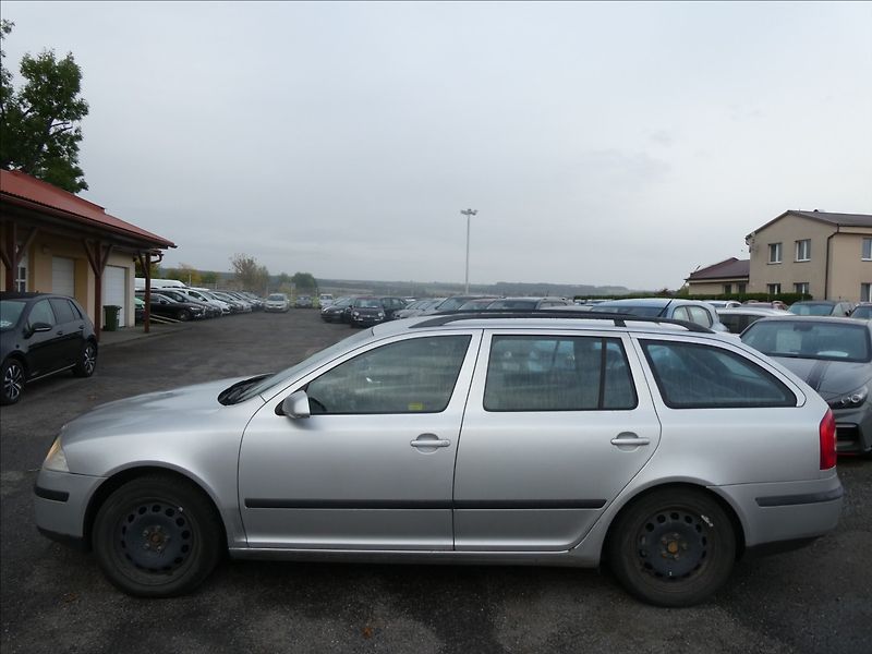 Škoda Octavia 1,6 FSi 85kW závěs, 2x kola - fotka 4 z 25