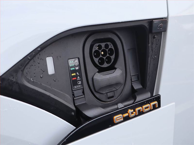 Audi e-tron (2020) S-Line 50 quattro - fotka 26 z 27