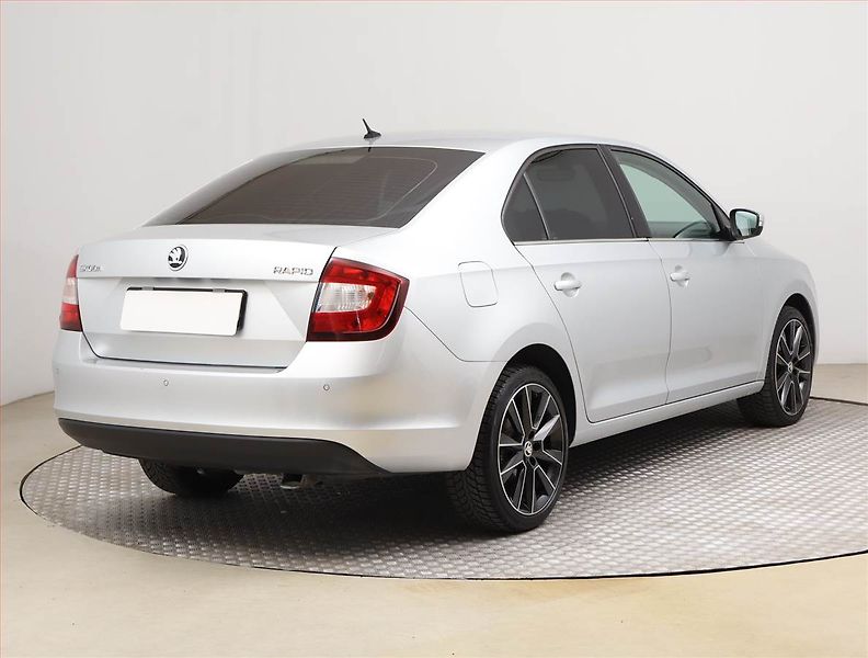 Škoda Rapid (2019) 1.0 TSI, Vyhř. sedaček - fotka 5 z 19