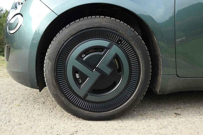 Automobilka Fiat se spojila se slavným módním domem a výsledkem je ta nejstylovější podoba klasické pětistovky.