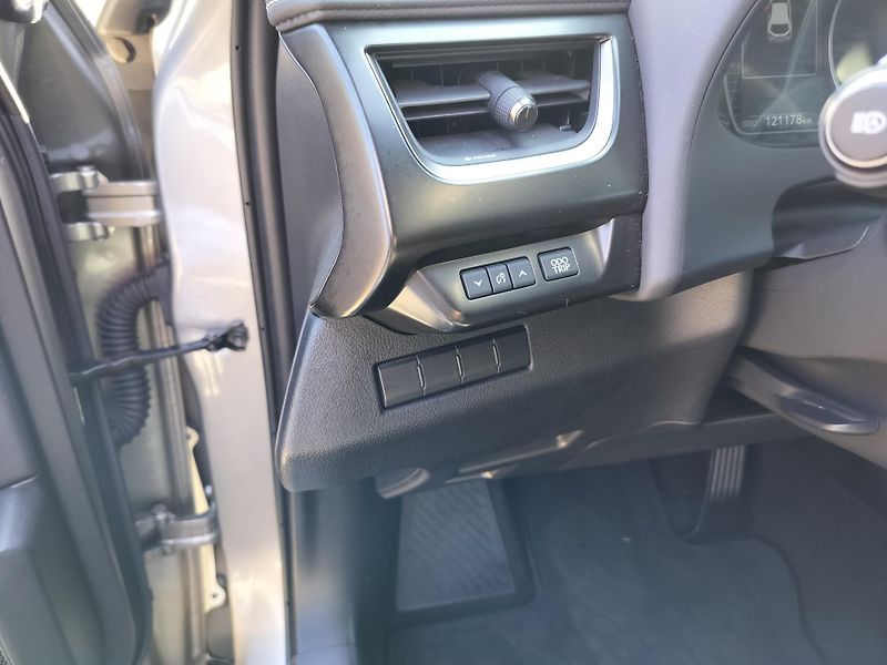 Lexus UX 250h BUSINESS edition,alcantara - fotka 11 z 25