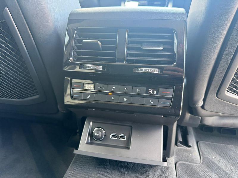 Volkswagen Touareg R-Line 3.0TDI 210kW A8 4x4 - fotka 21 z 24