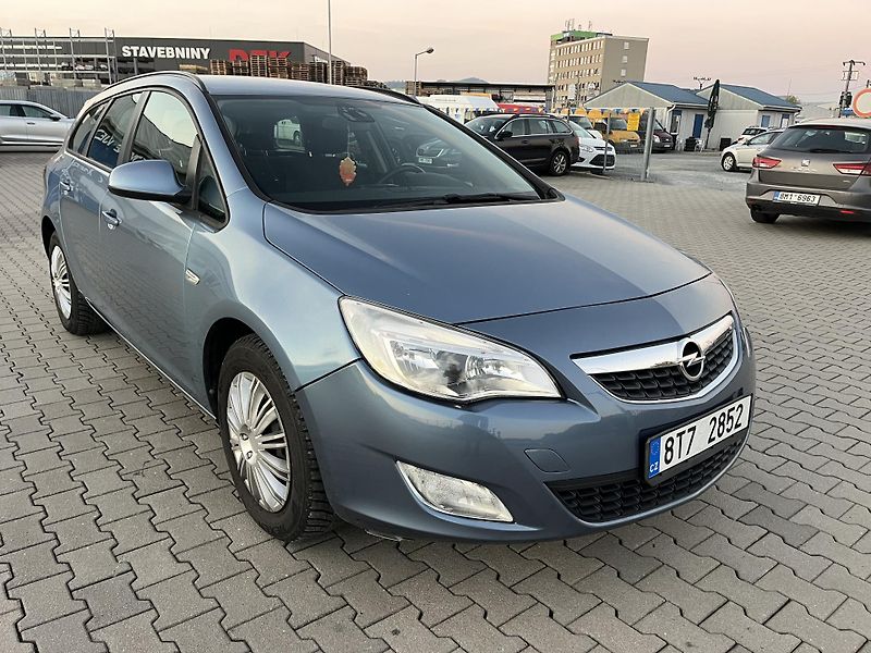 Opel Astra (2011) J KOMBI 1,6 i - fotka 2 z 13