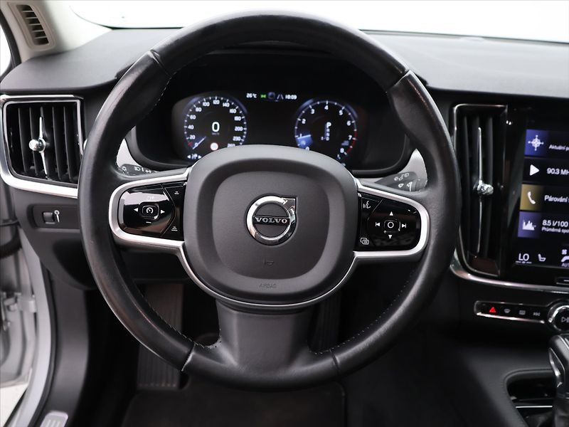 Volvo V90 2,0 T5 184kW Momentum CZ DPH - fotka 17 z 36