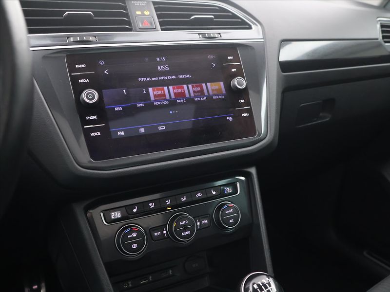Volkswagen Tiguan 1,4 TSI Sound edice matrix pan - fotka 19 z 31