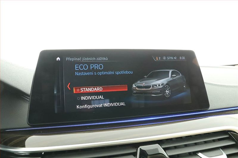 BMW Řada 5 (2017) 530d - fotka 15 z 20