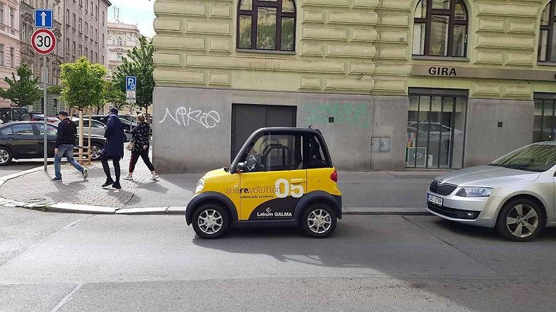 Vozítka služby re.volt vypadají vtipně, za volantem jsme se ale spíš báli.