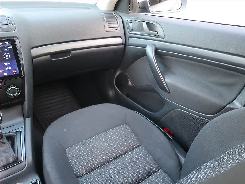 Škoda Octavia (2009) 1.6, Automat, Navi, Tempomat - fotka 8 z 17