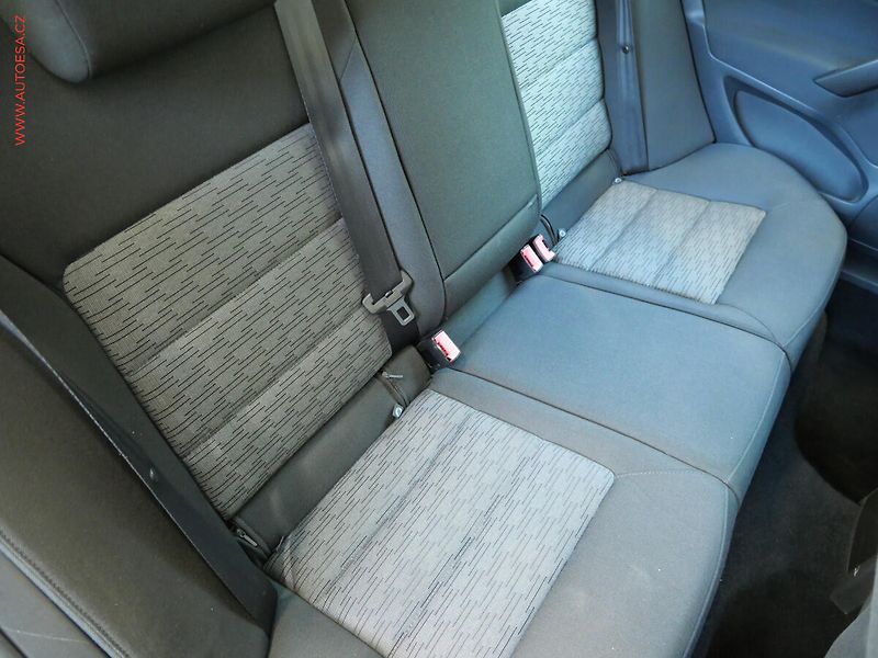 Škoda Octavia (2010) 1.6 TDi, Ambiente, +kola - fotka 12 z 18