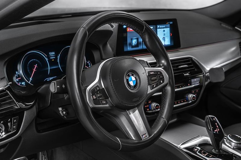 BMW Řada 5 540d Touring xDrive M Sport - fotka 16 z 23