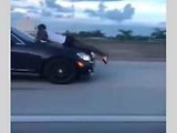 Muž z kapoty svého vlastního Mercedesu volal policii na expřítelkyni uvnitř.