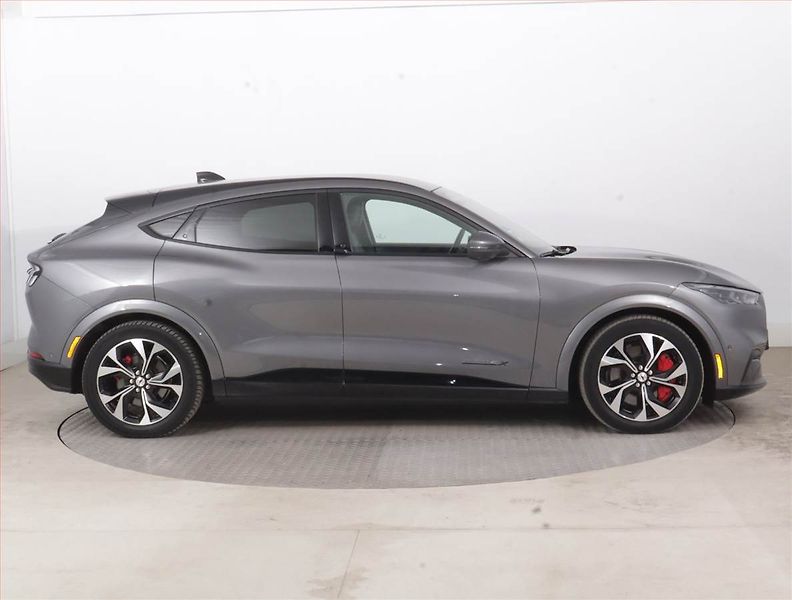 Ford Mustang Mach-E (2021) Extended Range AWD, SoH 93% - fotka 6 z 21