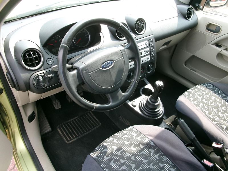 Ford Fiesta (2005) 1,3i KLIMA ČR - fotka 9 z 18