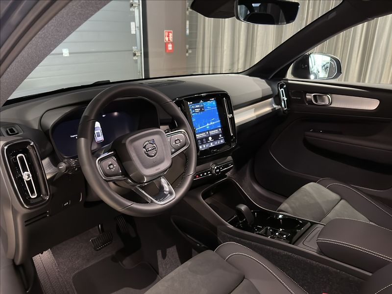 Volvo XC40 (2026) 2,0 B4  Plus - fotka 12 z 29
