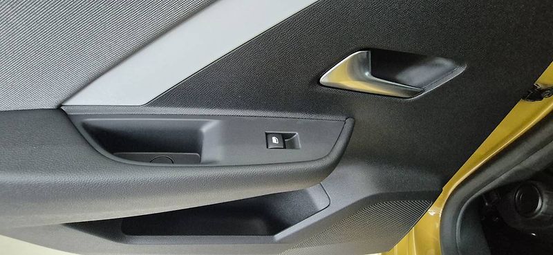 Opel Astra Edition HB 1.2 TURBO (96kW/130 - fotka 26 z 32