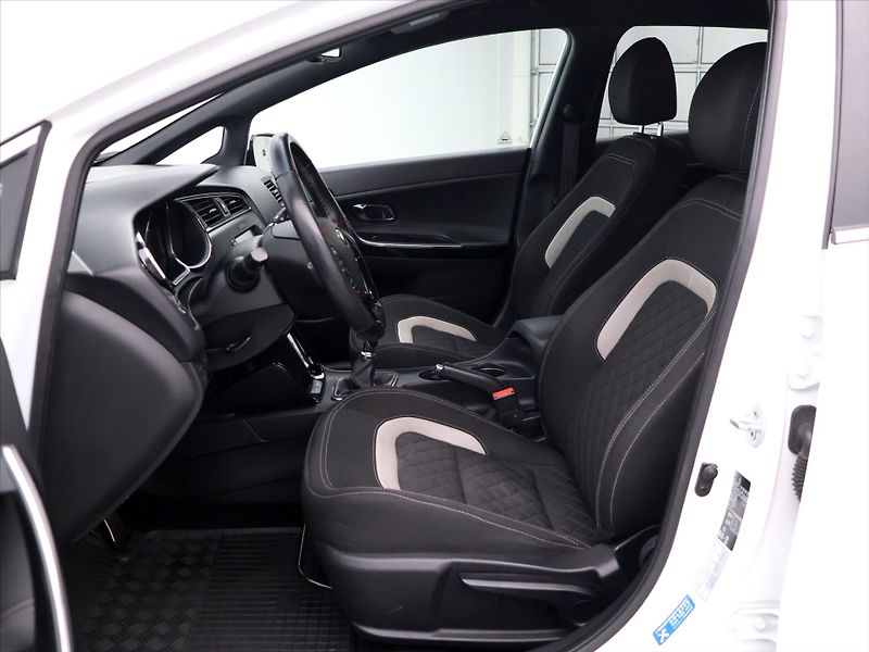 Kia Ceed 1,6 CRDi 100kW GT-Line CZ Navi - fotka 11 z 38