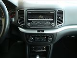 Volkswagen Sharan 2,0 TDi DSG STYLE serviska - náhled 30