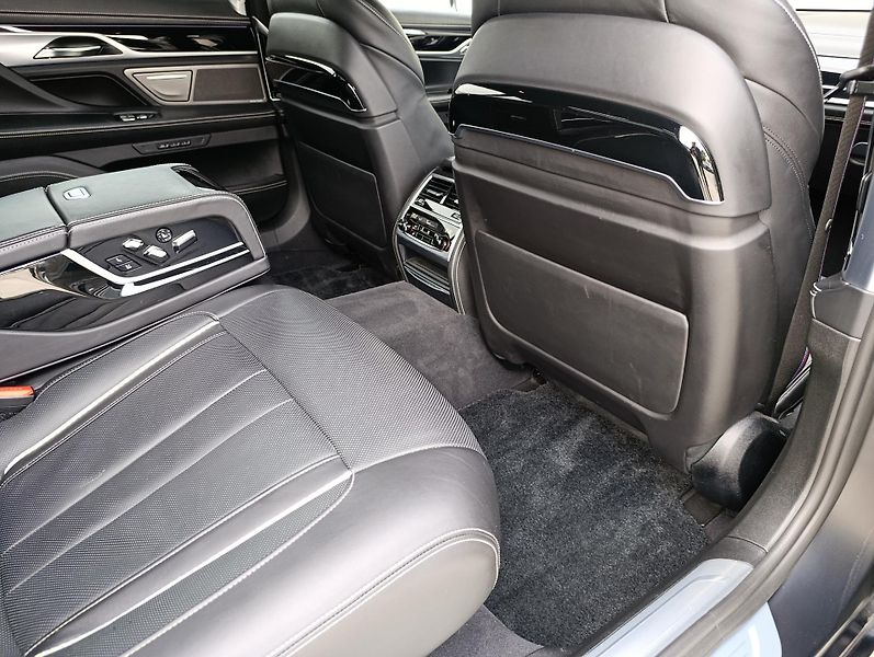BMW Řada 7 750Ld BLACK FIRE ČR 1.MAJ - fotka 22 z 49