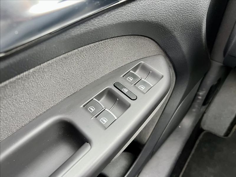 Volkswagen Touran 1,6 TDi  NAVI / kamera / ALU - fotka 41 z 44