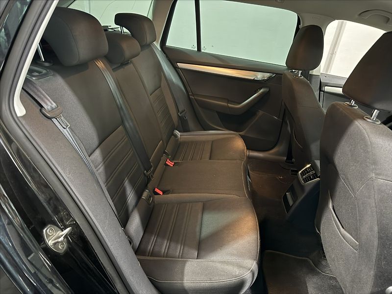 Škoda Octavia 2,0   TDI 110KW FULL LED KAMER - fotka 24 z 31