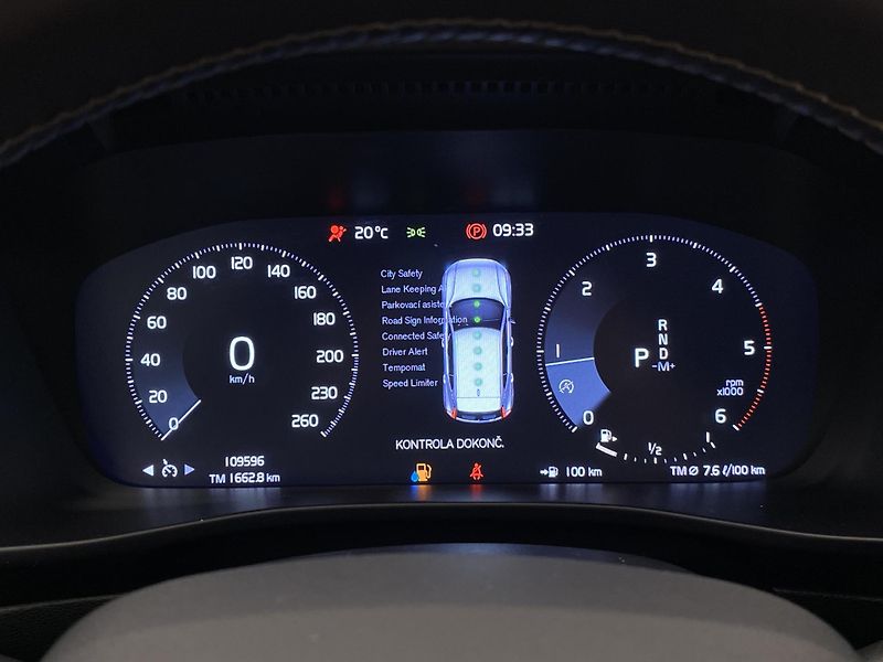 Volvo XC40 D4 AWD R-DESIGN AUT  - fotka 25 z 40