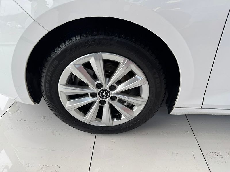 Opel Astra 1.2T 96kW 2023 - fotka 4 z 16