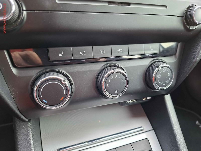 Škoda Octavia (2014) 1.6 TDi, ČR, AC, výhřev sed - fotka 12 z 16