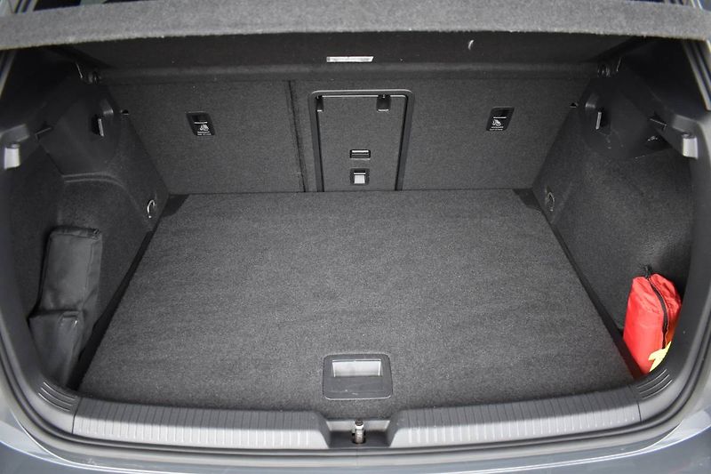 Volkswagen Golf (2022) 1.5TSI 110kW R-Line, Manuál - fotka 15 z 24