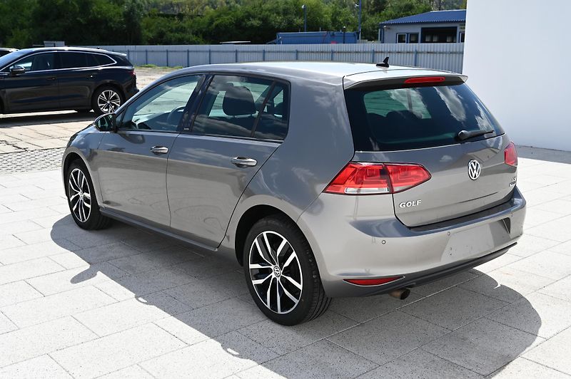 Volkswagen Golf 1.2TSI 81KW BMT rezervace - fotka 7 z 46