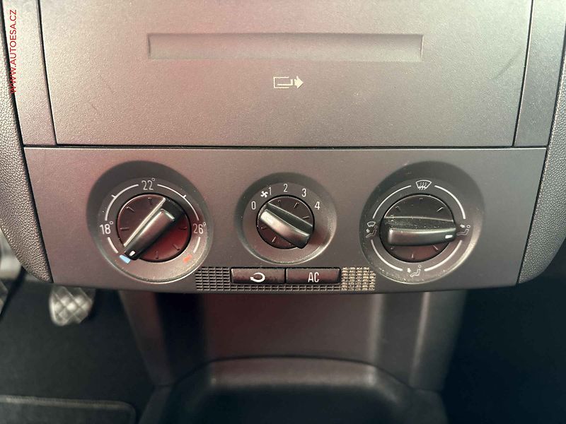 Škoda Fabia (2006) 1.4 i, AC, výhřev sed - fotka 13 z 13