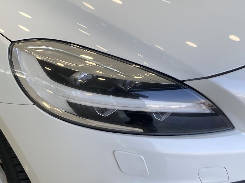 Volvo V40 CROSS COUNTRY T4  - REZERVACE - fotka 4 z 43